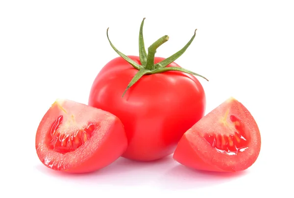 Tomates frescos con hojas verdes aisladas sobre fondo blanco — Foto de Stock