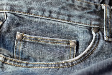 Kot pantolonun cebi kapalı..