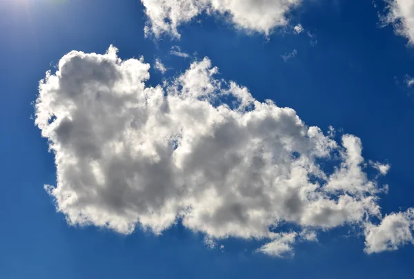 白い雲がいくつかの素晴らしい青空 — ストック写真