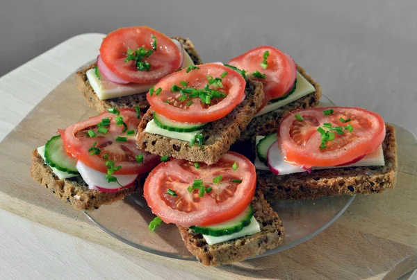 Teljes kiőrlésű rozskenyér-szendvicset, paradicsom, uborka, retek és c — Stock Fotó