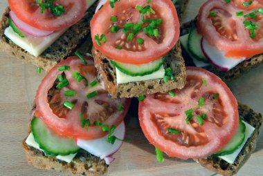 domates, salatalık, turp ve c ile kepekli çavdar ekmeği sandviç