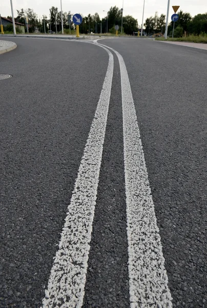 Asfalt yol ile beyaz Çift düz çizgi. ulaşım backgr — Stok fotoğraf