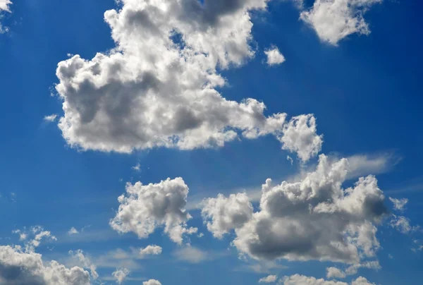 白い雲がいくつかの素晴らしい青空 — ストック写真