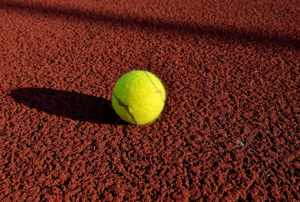 Tennisbal in een rechtbank. nuttig voor tennis achtergrondontwerpen. — Stockfoto