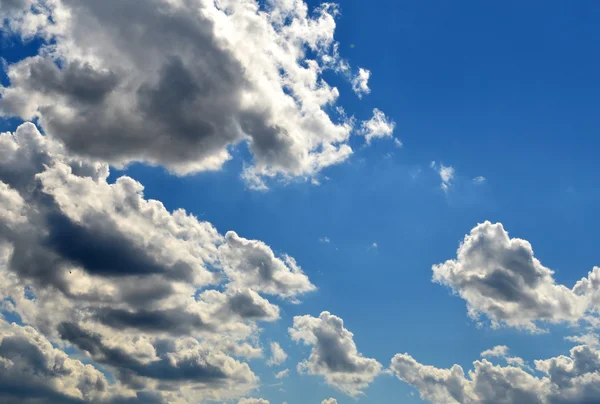 Wunderschöner blauer Himmel, mit ein paar weißen Wolken — Stockfoto