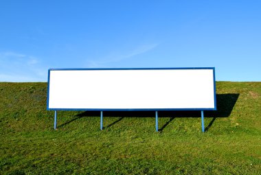 Mavi gökyüzü ile büyük boş billboard. adver açık beyaz boşluk