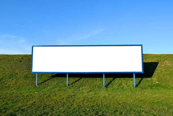 Grande cartaz em branco com céu azul. Espaço em branco ao ar livre para adver — Fotografia de Stock