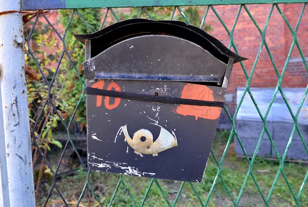 Klasická poštovní schránka viset na plotě. e mail koncept — Stock fotografie