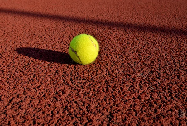 Tennisbal in een rechtbank. nuttig voor tennis achtergrondontwerpen. — Stockfoto