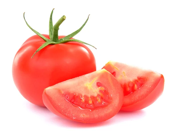 Tomates fraîches aux feuilles vertes isolées sur fond blanc — Photo