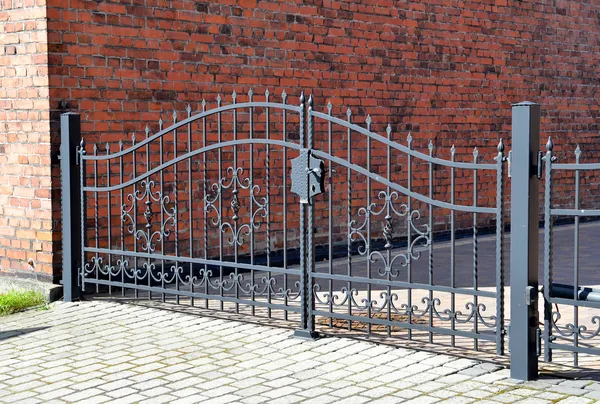 Kované iron gate venkovní, černá šedá plot. — Stock fotografie