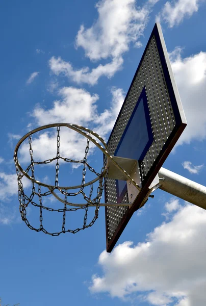 Basket rim, streetball bågen mot blå himmel. — Stockfoto