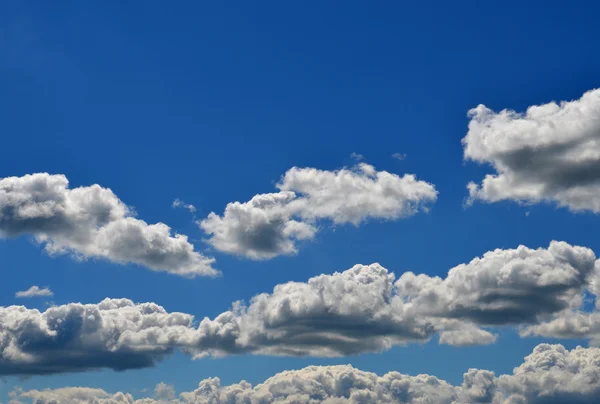 Nádherné modrá obloha, některé bílé mraky — Stock fotografie