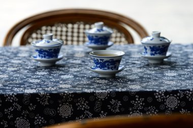 Toplantı anlamına gelir dört çay kaseler