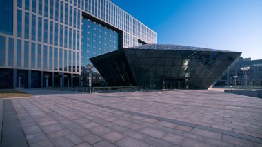 bir kare ile ticari bina