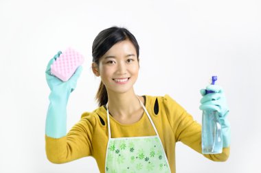 genç kadın ve ev temizlik ürünleri