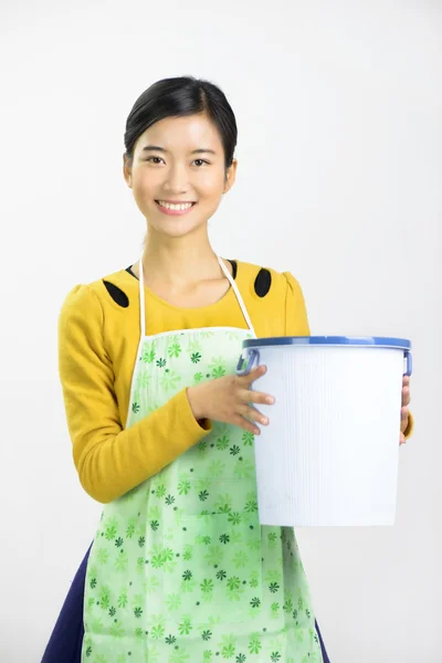 Jonge vrouwen en schoonmaken producten van het huis — Stockfoto