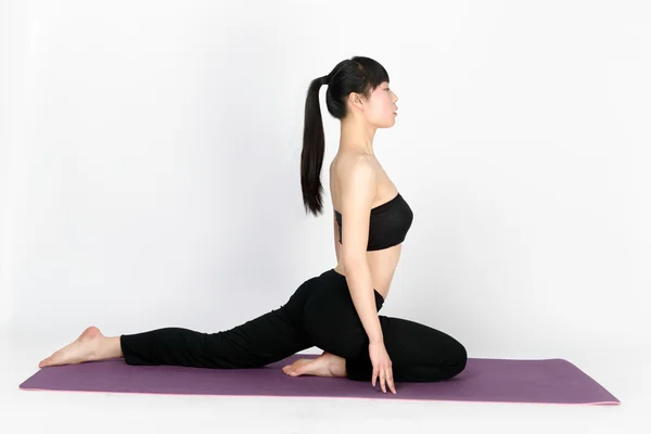 Fiatal nő edzés jóga fehér háttér — Stock Fotó