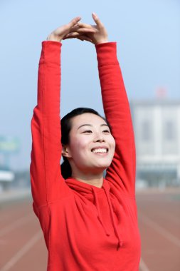 Genç kadın spor yaparken spor giyim