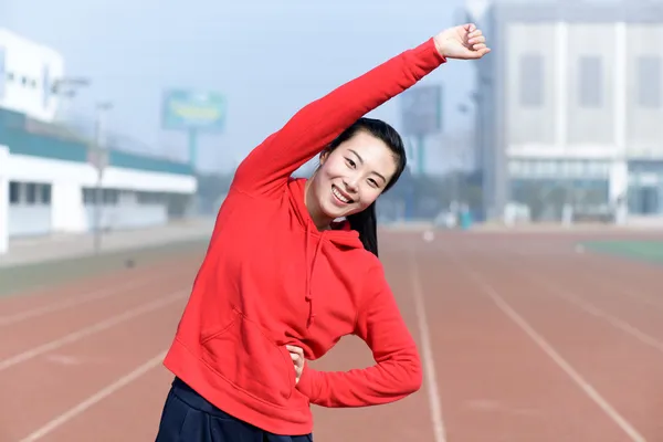 在做运动的运动服装的年轻女子 — 图库照片