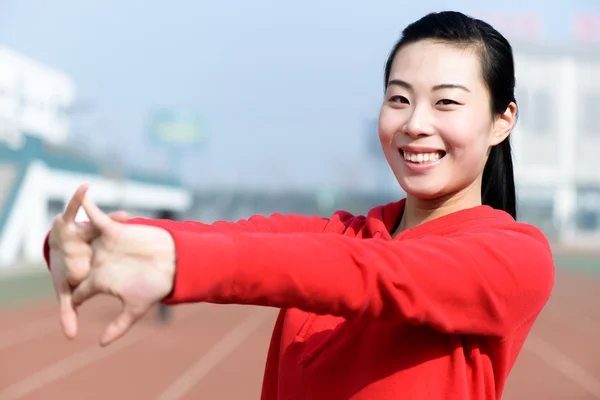 Jonge vrouw in sport slijtage doen sport — Stockfoto