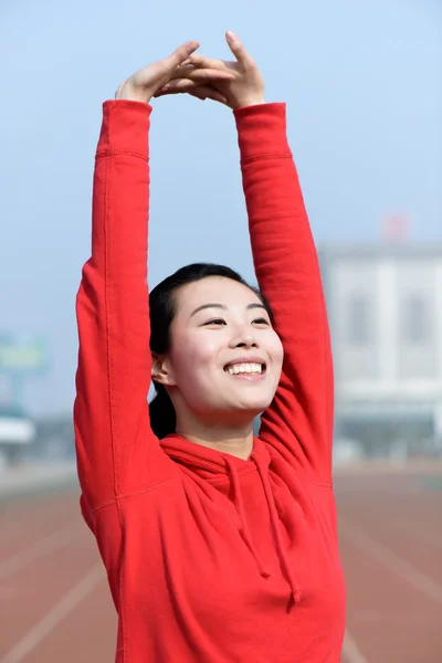 Giovane donna in abbigliamento sportivo fare sport Fotografia Stock