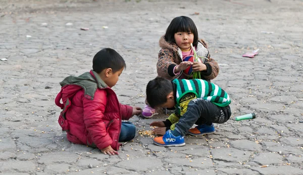 Jalá. ¡Tres niños juegan! ¡Tres niños juegan! — Foto de Stock