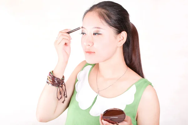 Nas mulheres chinesas sendo maquiagem — Fotografia de Stock