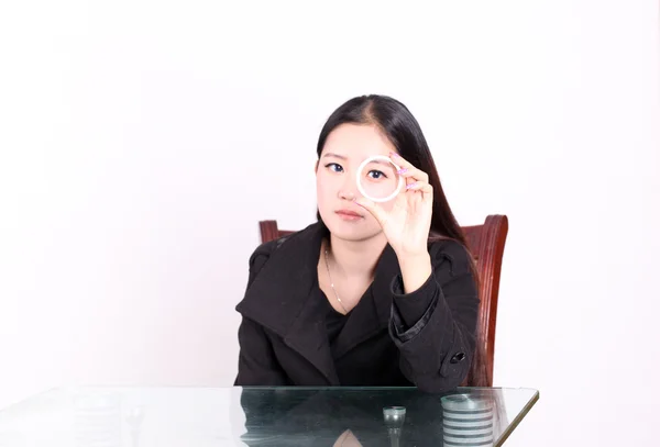 Chinese vrouwen zich concentreren op het kijken naar haar armbanden — Stockfoto