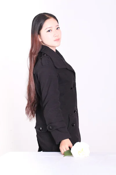 Vestindo roupas casuais pretas, segurando uma flor menina chinesa — Fotografia de Stock