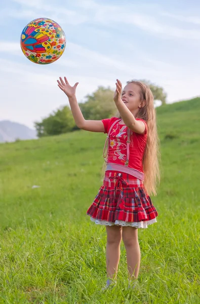 Chica con bola — Foto de Stock
