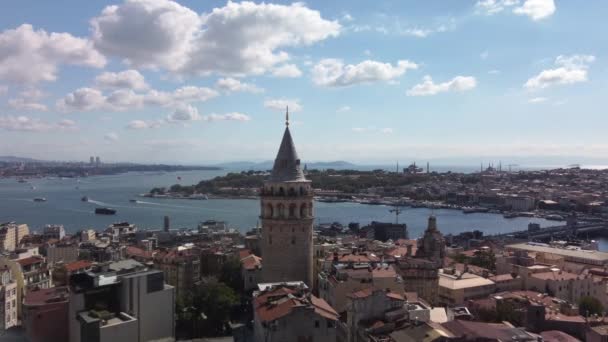 Luchtfoto op Galata Tower, Istanbul met toeristen erop — Stockvideo