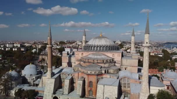 Вид с воздуха на Аясофью, собор Святой Софии, здание поздней античности в солнечный день — стоковое видео
