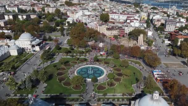 Luchtfoto uitzicht op Istanbul plein met toeristen in het historische centrum Sultanahmet — Stockvideo