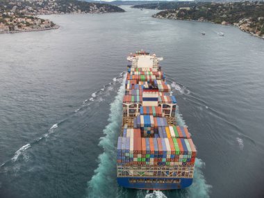 Türkiye 'nin Boğaz kentinde konteynırları olan büyük gemi