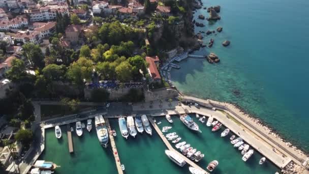 Vista aérea del puerto deportivo de Antalya y el casco antiguo — Vídeo de stock