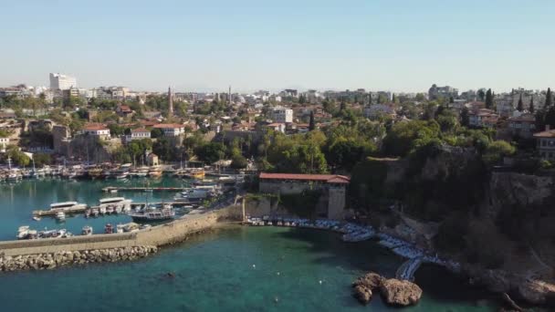 Légi kilátás Antalya kikötő és az óváros — Stock videók
