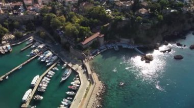Antalya marinası ve eski kasabanın hava manzarası