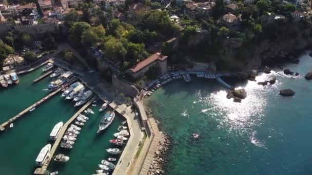 Vista aérea del puerto deportivo de Antalya y el casco antiguo — Vídeos de Stock