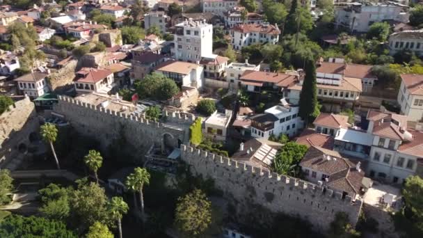 터키 안탈리아 의구 시가지에 있는 고대 요새를 공중에서 내려다본 모습 — 비디오