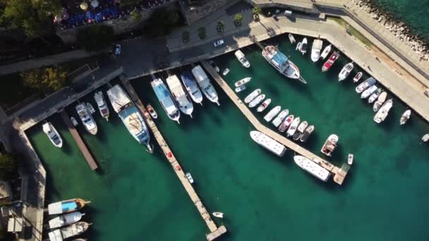 Vista aérea del puerto deportivo de Antalya y el casco antiguo — Vídeos de Stock