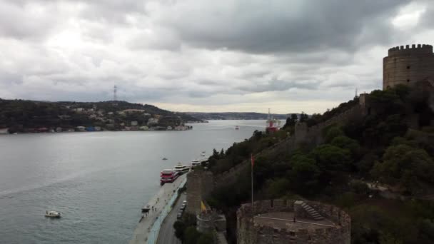 Вид с воздуха на крепость Румели Хисари Турция, Стамбул — стоковое видео