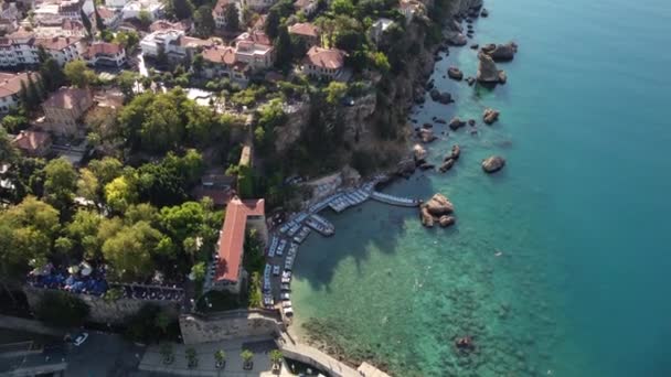 Vista aérea del puerto deportivo de Antalya y el casco antiguo — Vídeo de stock