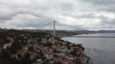 İstanbul Boğazı 'nda köprü ve bina üzerindeki hava manzarası