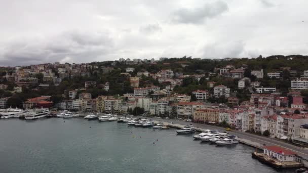 Veduta aerea su barche e costruzione sul Bosforo, Istanbul — Video Stock