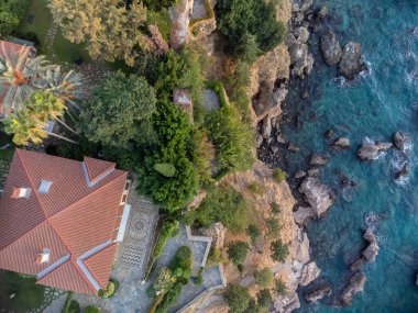 Antalya, Türkiye 'de su havuzlu lüks bir ev, hava manzaralı.