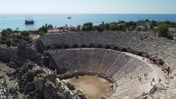 Vista aérea sobre anfiteatro antigo em Side, Turquia — Vídeo de Stock