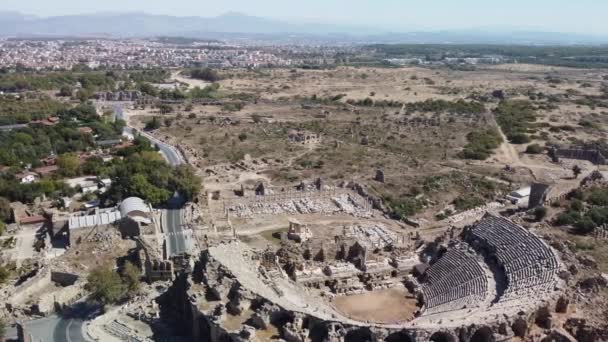 Türkiye 'nin Side kentinde antik amfitiyatroya hava manzarası — Stok video