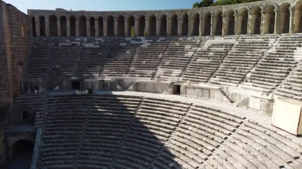 Luchtfoto op het oude amfitheater Aspendos, Turkije — Stockvideo