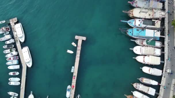 Vista aerea sul porto turistico di Antalya e la città vecchia — Video Stock
